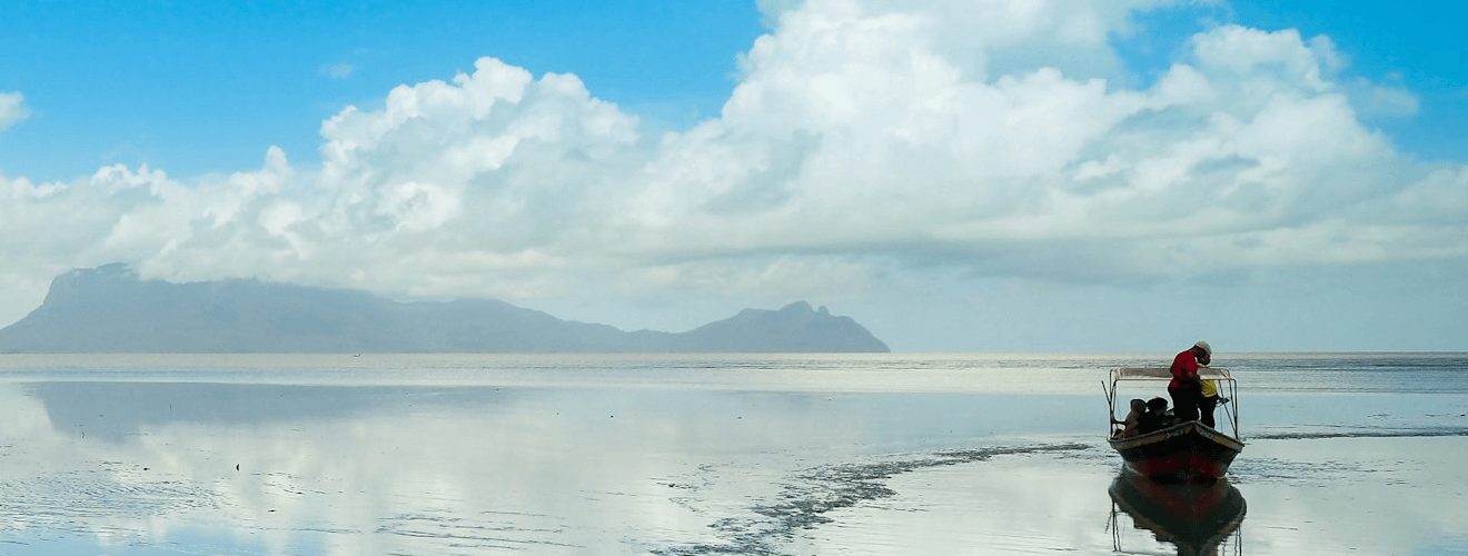 Una pequeña lancha varada